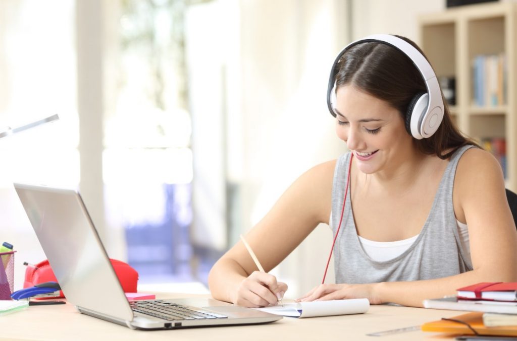 Taking Online Classes in College: 5 Tips to Help You Succeed